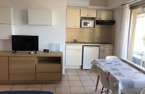 Saint-Raphael Apartamento | Estudio climatizado cerca de la playa, comercios y estación con WiFi, parking opcional
