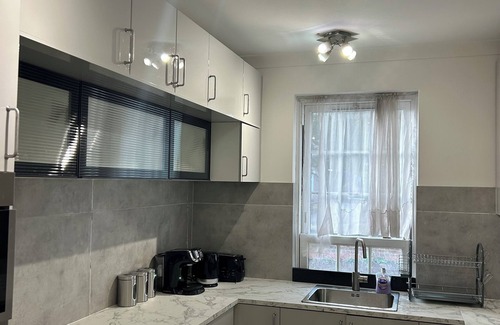 Finchley Church End Casa | A calm retreat where you can unwind, in a lovely location.