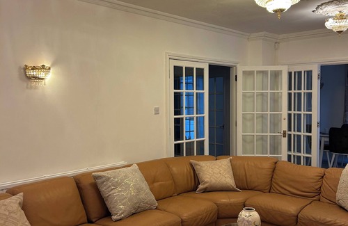 Finchley Church End Casa | A calm retreat where you can unwind, in a lovely location.