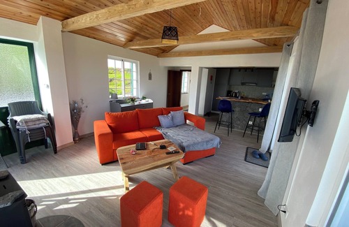 Flamengos Casa | A casa do vale - Cozy vacation home in the hills above Horta.