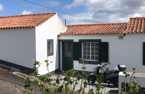 Flamengos Casa | A casa do vale - Cozy vacation home in the hills above Horta.