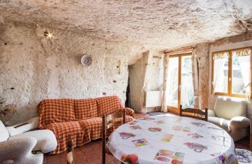 Faverolles Casa | A cave house with a historic charm