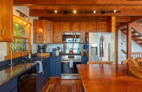 Old Fort Cabina | A Celestial Chalet | Pets, Hot Tub & Majestic Mountain Views!