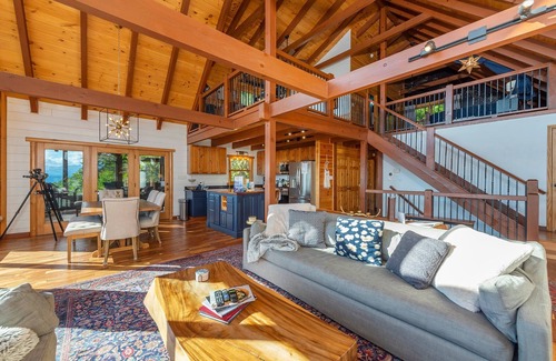 Old Fort Cabina | A Celestial Chalet | Pets, Hot Tub & Majestic Mountain Views!