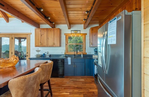 Old Fort Cabina | A Celestial Chalet | Pets, Hot Tub & Majestic Mountain Views!