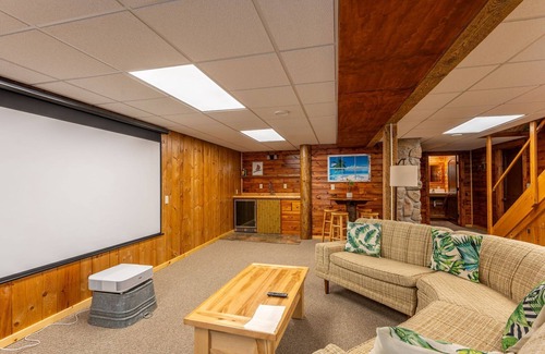 Orr Casa | A Central Lakehouse for All-Season Adventures
