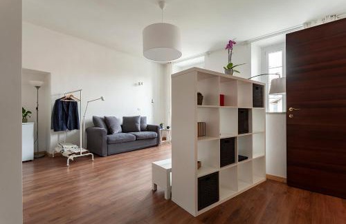 Intra Apartamento | A central quiet sunny studio in Verbania