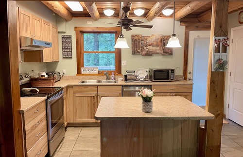 Trenton Cabina | A charming cabin tucked in the woods