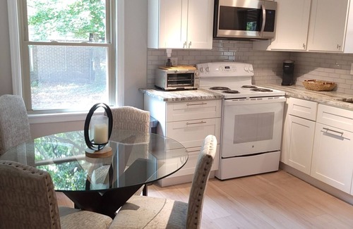 West Ashley Apartamento | A-Southern Charm Duplex- 4 miles to Downtown and Close To All Areas