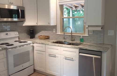 West Ashley Apartamento | A-Southern Charm Duplex- 4 miles to Downtown and Close To All Areas
