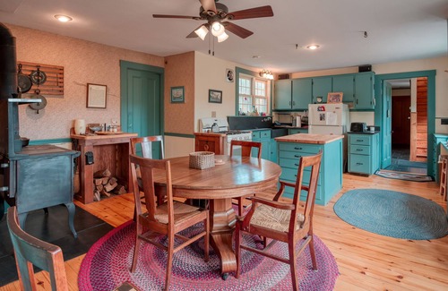 Freedom Casa | A Charming Family-Friendly Historic House, Lake Access & a Peaceful Meadow View