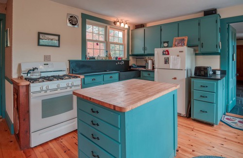 Freedom Casa | A Charming Family-Friendly Historic House, Lake Access & a Peaceful Meadow View
