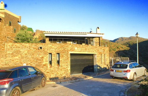 Cadaqués Casa | Una encantadora casa familiar con piscina privada en Cadaqués con vistas al mar.