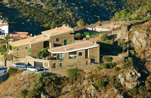 Cadaqués Casa | Una encantadora casa familiar con piscina privada en Cadaqués con vistas al mar.