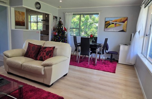 Torbay Casa | A charming house near by beaches in Auckland for a relaxing getaway