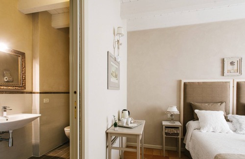 Lonato del Garda Cama Y Desayuno | Una encantadora casa con spa cerca de Gardalake, Desenzano, Gardaland, Caneva Park