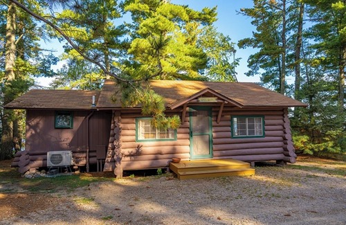 Orr Cabina | A Charming Lakefront Retreat with Resort Comfort