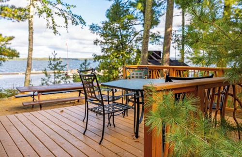 Orr Cabina | A Charming Lakefront Retreat with Resort Comfort