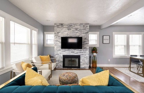Maple Heights Casa | A Charming Modern Contemporary Cape Cod w/ Sunroom