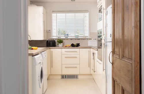 Marazion Cabaña | A charming pet-friendly coastal cottage in Marazion jus a few metres from the sea with parking