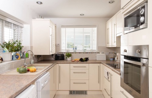 Marazion Cabaña | A charming pet-friendly coastal cottage in Marazion jus a few metres from the sea with parking