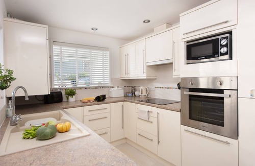 Marazion Cabaña | A charming pet-friendly coastal cottage in Marazion jus a few metres from the sea with parking
