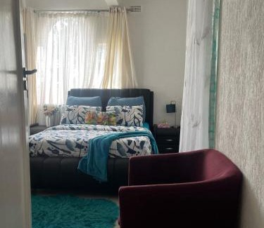Greater Johannesburg Metropolitan Area Apartamento | A Cheerful Furnished Bedroom Retreat