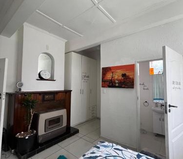Greater Johannesburg Metropolitan Area Apartamento | A Cheerful Furnished Bedroom Retreat