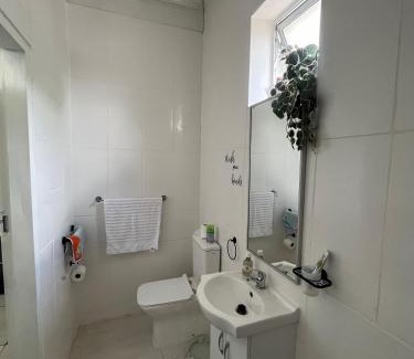 Greater Johannesburg Metropolitan Area Apartamento | A Cheerful Furnished Bedroom Retreat