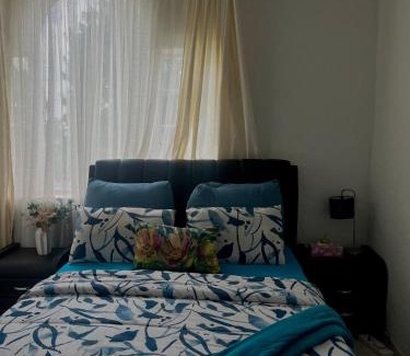 Greater Johannesburg Metropolitan Area Apartamento | A Cheerful Furnished Bedroom Retreat