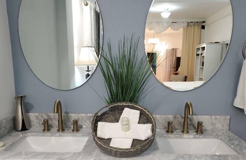 Corinthe Apartamento | A Chic Elegant Apartment with two cozy King size beds.