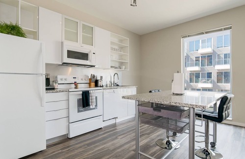 Crossroads Arts District Condominio | A Chic Oasis Surrounded by Excellent Amenities and Bustling Nightlife 305
