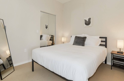 Crossroads Arts District Condominio | A Chic Oasis Surrounded by Excellent Amenities and Bustling Nightlife 305