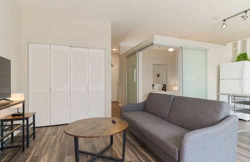 Crossroads Arts District Condominio | A Chic Oasis Surrounded by Excellent Amenities and Bustling Nightlife 305