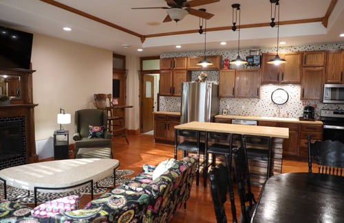Oskaloosa Apartamento | A Class-y & spacious 1500 square foot retreat in a century old brick schoolhouse