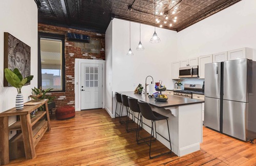 Kamm's Corners Apartamento | A Cleveland Modern and Historic Apartment Unit 105