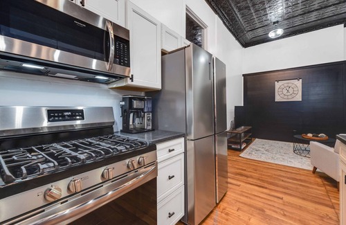 Kamm's Corners Apartamento | A Cleveland Modern and Historic Apartment Unit 105