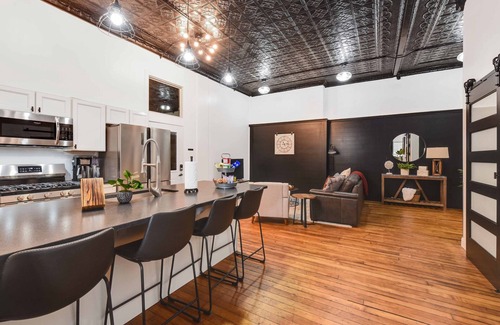 Kamm's Corners Apartamento | A Cleveland Modern and Historic Apartment Unit 105