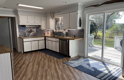 Midway Casa | Frente al mar directo con muelle! Sunset Cottage en Colonels Island, cerca de Savannah