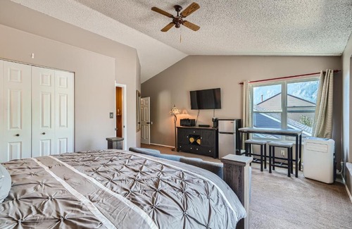 Southwest Colorado Springs Casa | A Colorado Room With a View - King