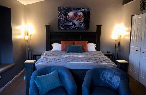 Southwest Colorado Springs Casa | A Colorado Room With a View - King