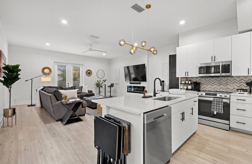North Hyde Park Casa | A comforting, private experience of South RH designed townhome.