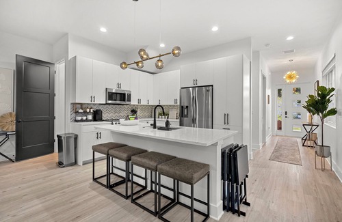 North Hyde Park Casa | A comforting, private experience of South RH designed townhome.