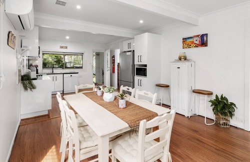 Batehaven Casa | A comfy place and only 600 metres to the beach. Dog friendly