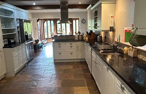 Cotleigh Cabaña | A cosy 15th century thatched Devon cottage