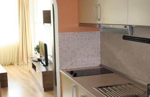 Chernomorets Apartamento | Un acogedor apartamento en un complejo tranquilo.