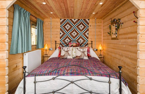 Deerhurst Cabina | A Cosy, Rustic, Romantic Retreat with a Swimming Pool, Jacuzzi and Sauna!
