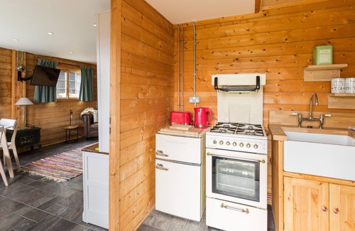 Deerhurst Cabina | A Cosy, Rustic, Romantic Retreat with a Swimming Pool, Jacuzzi and Sauna!