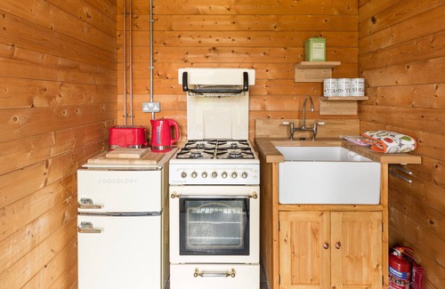 Deerhurst Cabina | A Cosy, Rustic, Romantic Retreat with a Swimming Pool, Jacuzzi and Sauna!