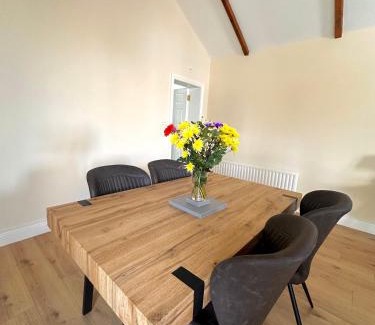 Malin Apartamento | A Cosy & Spacious Retreat with High Ceilings- Glen Cottage
